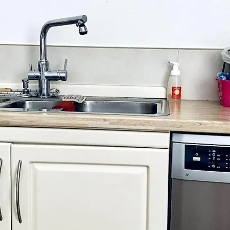 Free Breakfast, Pool, Spacious Aircon Hideaway Accommodatie bij particulieren