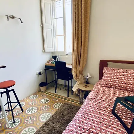 Free Breakfast, Pool, Spacious Aircon Hideaway *