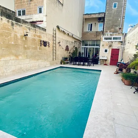 Free Breakfast, Pool, Spacious Aircon Hideaway Accommodatie bij particulieren