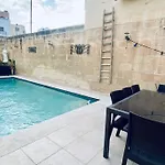 Free Breakfast, Pool, Spacious Aircon Hideaway Homestay Mosta
