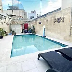 Free Breakfast, Pool, Spacious Aircon Hideaway Homestay Mosta