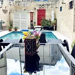 Free Breakfast, Pool, Spacious Aircon Hideaway Homestay *
