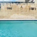 Homestay Free Breakfast, Pool, Spacious Aircon Hideaway *