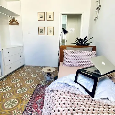 Free Breakfast, Pool, Spacious Aircon Hideaway ホームステイ モスタ
