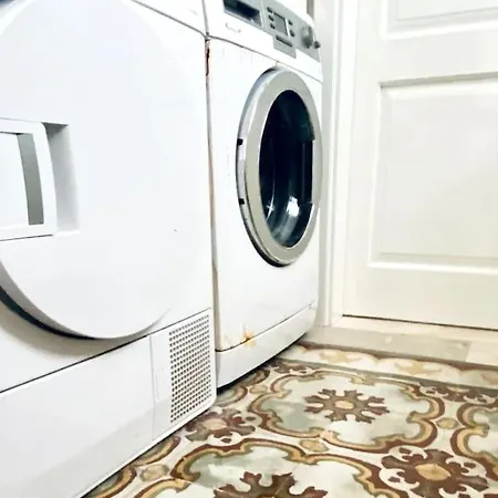 Free Breakfast, Pool, Spacious Aircon Hideaway * 莫斯塔