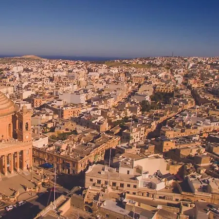 Free Breakfast, Pool, Spacious Aircon Hideaway *