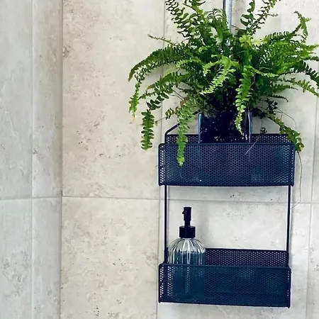 Free Breakfast, Pool, Spacious Aircon Hideaway *