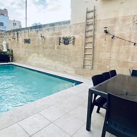 Free Breakfast, Pool, Spacious Aircon Hideaway منزل للإقامة موستا