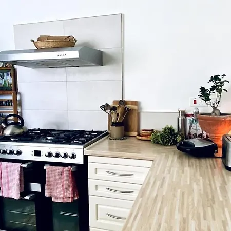 Free Breakfast, Pool, Spacious Aircon Hideaway *