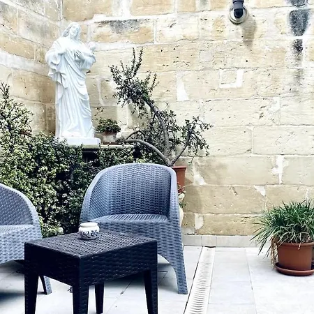 Free Breakfast, Pool, Spacious Aircon Hideaway