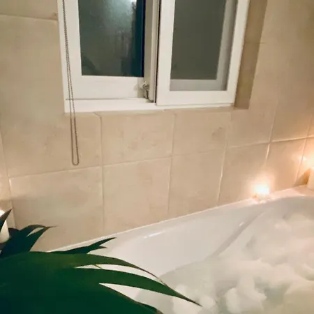 Free Breakfast, Pool, Spacious Aircon Hideaway منزل للإقامة