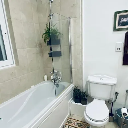 Free Breakfast, Pool, Spacious Aircon Hideaway * موستا