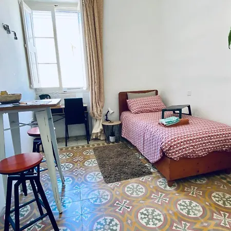 Free Breakfast, Pool, Spacious Aircon Hideaway ホームステイ *