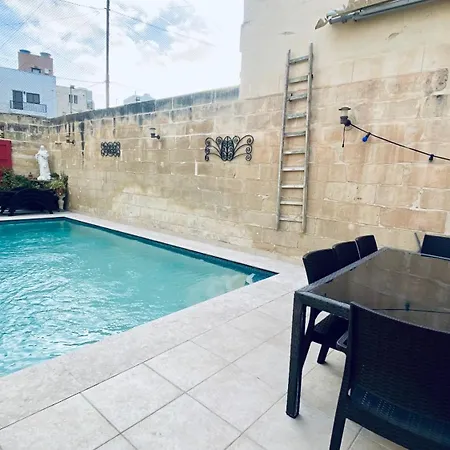 Free Breakfast, Pool, Spacious Aircon Hideaway