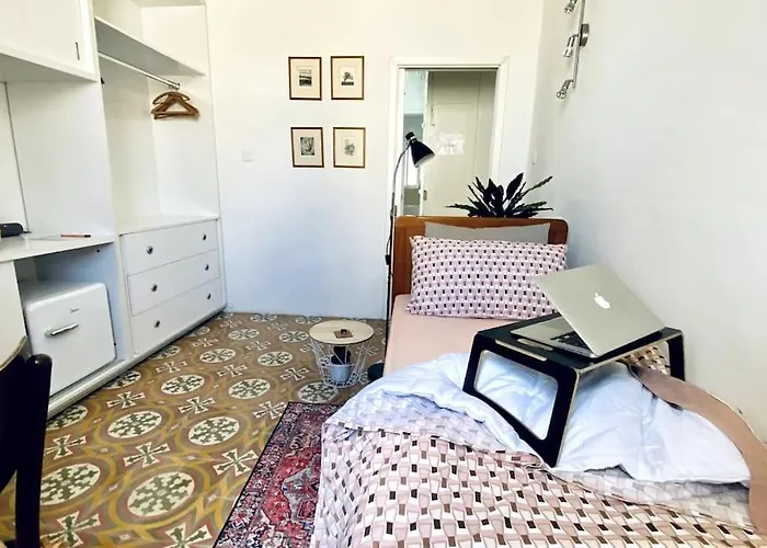 Free Breakfast, Pool, Spacious Aircon Hideaway 民宿 莫斯塔