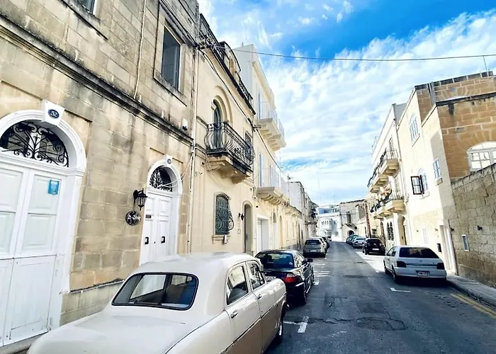 Free Breakfast, Pool, Spacious Aircon Hideaway * Mosta