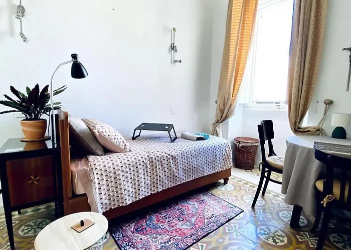 Free Breakfast, Pool, Spacious Aircon Hideaway *