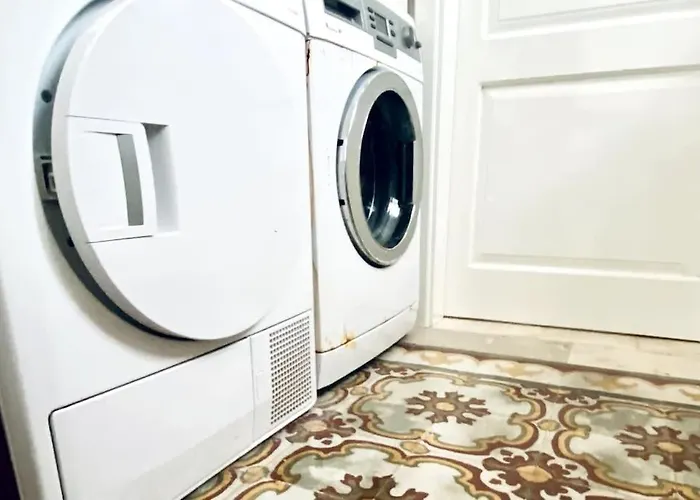 Free Breakfast, Pool, Spacious Aircon Hideaway * 莫斯塔