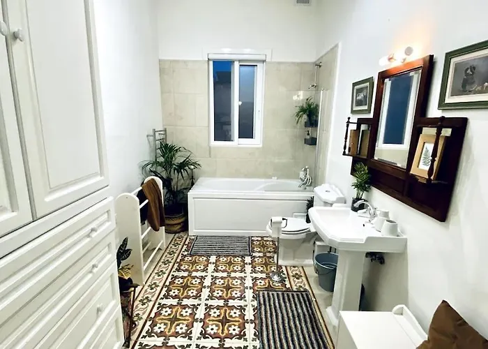 Gazde/Camere de închiriat Free Breakfast, Pool, Spacious Aircon Hideaway