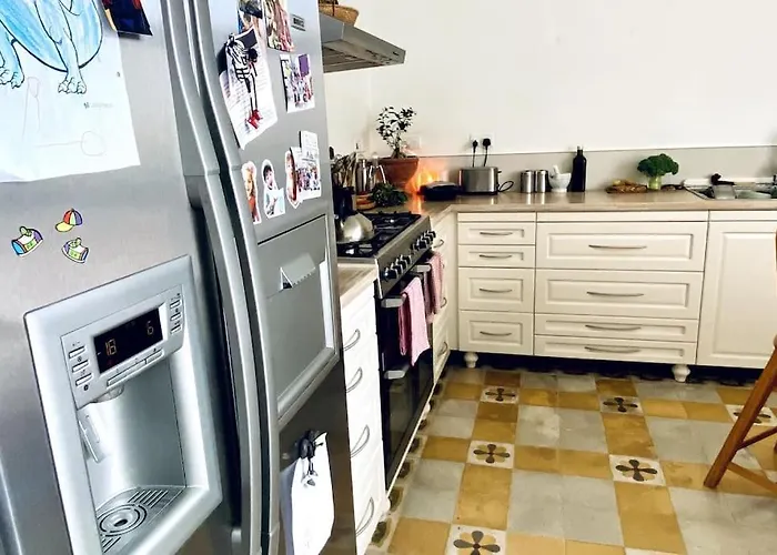 Gazde/Camere de închiriat Free Breakfast, Pool, Spacious Aircon Hideaway Mosta