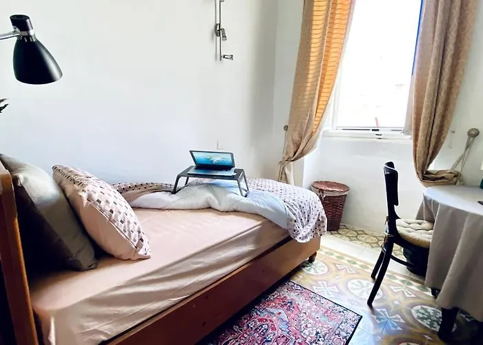 Gazde/Camere de închiriat Free Breakfast, Pool, Spacious Aircon Hideaway *