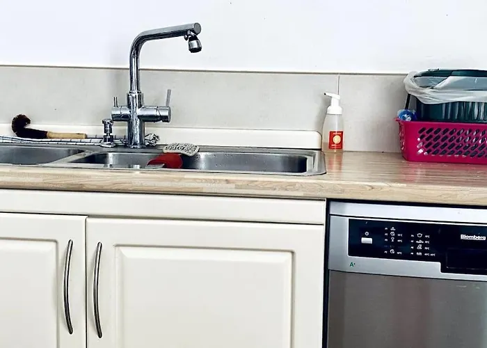 Free Breakfast, Pool, Spacious Aircon Hideaway Gazde/Camere de închiriat