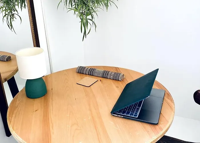 Gazde/Camere de închiriat Free Breakfast, Pool, Spacious Aircon Hideaway