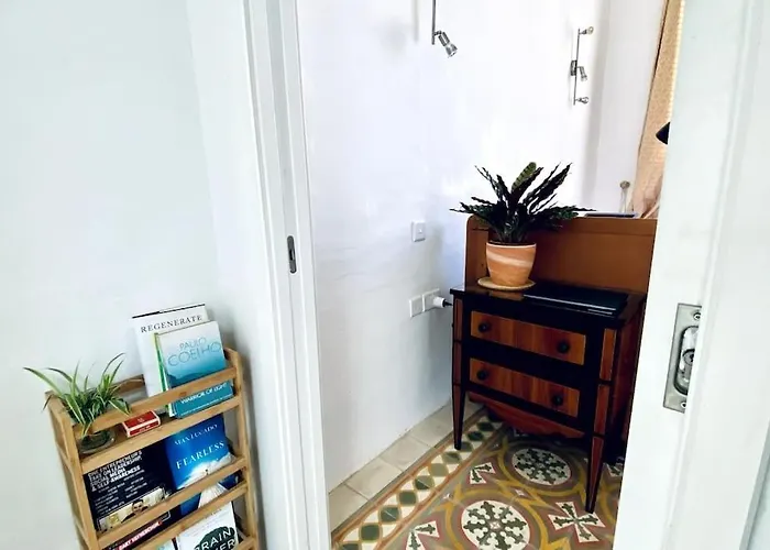 Free Breakfast, Pool, Spacious Aircon Hideaway *