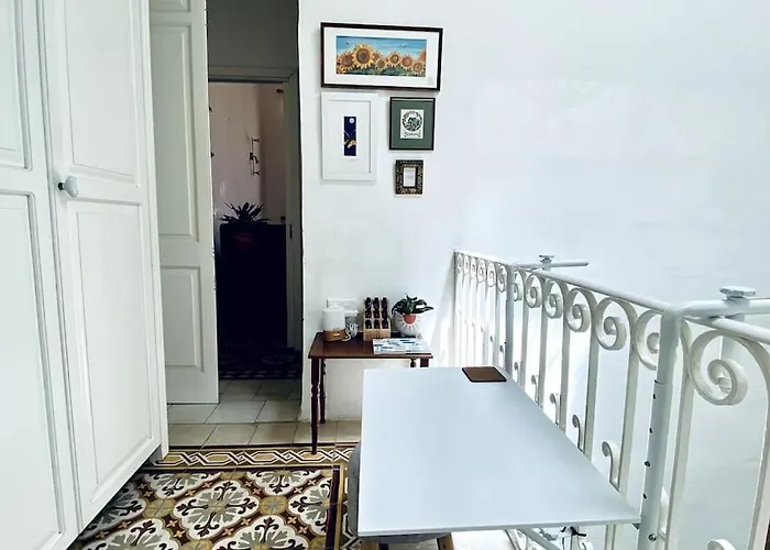 Free Breakfast, Pool, Spacious Aircon Hideaway Gazde/Camere de închiriat *