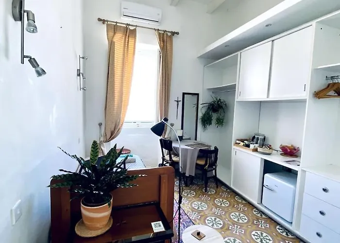 Gazde/Camere de închiriat Free Breakfast, Pool, Spacious Aircon Hideaway Mosta