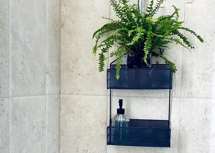 Free Breakfast, Pool, Spacious Aircon Hideaway *