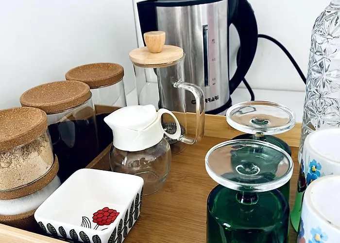 Free Breakfast, Pool, Spacious Aircon Hideaway Gazde/Camere de închiriat