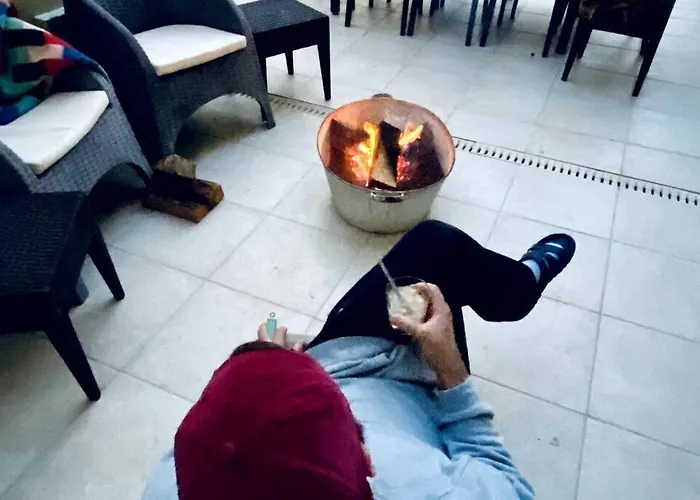 Free Breakfast, Pool, Spacious Aircon Hideaway Gazde/Camere de închiriat *