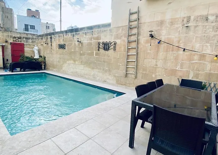 Free Breakfast, Pool, Spacious Aircon Hideaway Gazde/Camere de închiriat Mosta