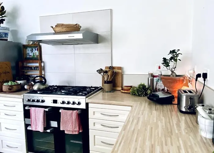 Free Breakfast, Pool, Spacious Aircon Hideaway *