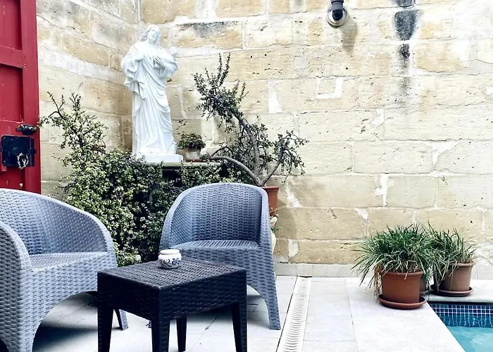 Free Breakfast, Pool, Spacious Aircon Hideaway