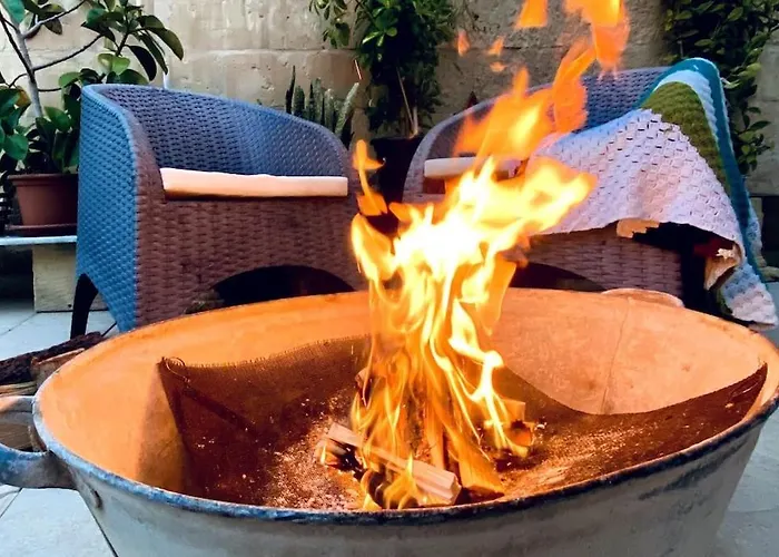 Gazde/Camere de închiriat Free Breakfast, Pool, Spacious Aircon Hideaway