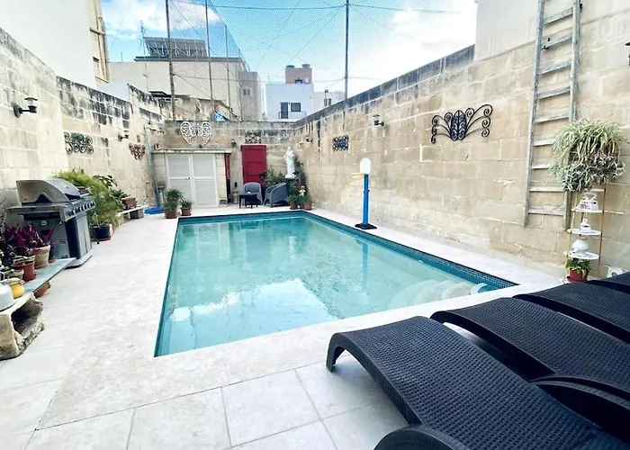 Free Breakfast, Pool, Spacious Aircon Hideaway Gazde/Camere de închiriat Mosta