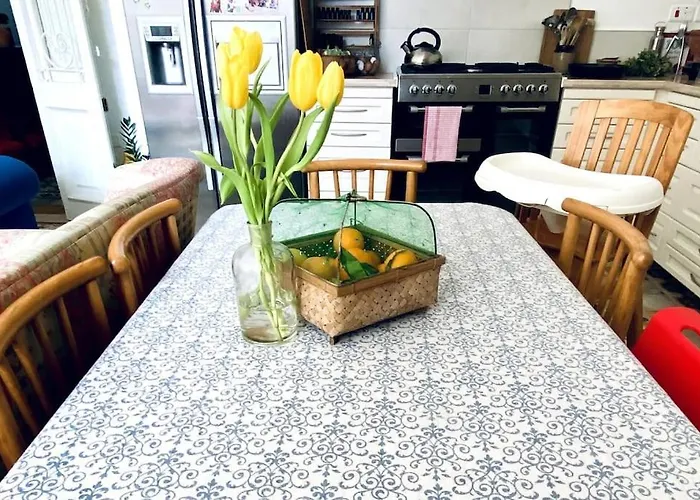 Free Breakfast, Pool, Spacious Aircon Hideaway Gazde/Camere de închiriat