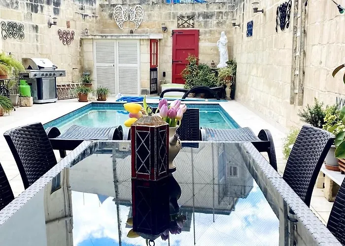 Free Breakfast, Pool, Spacious Aircon Hideaway Gazde/Camere de închiriat *