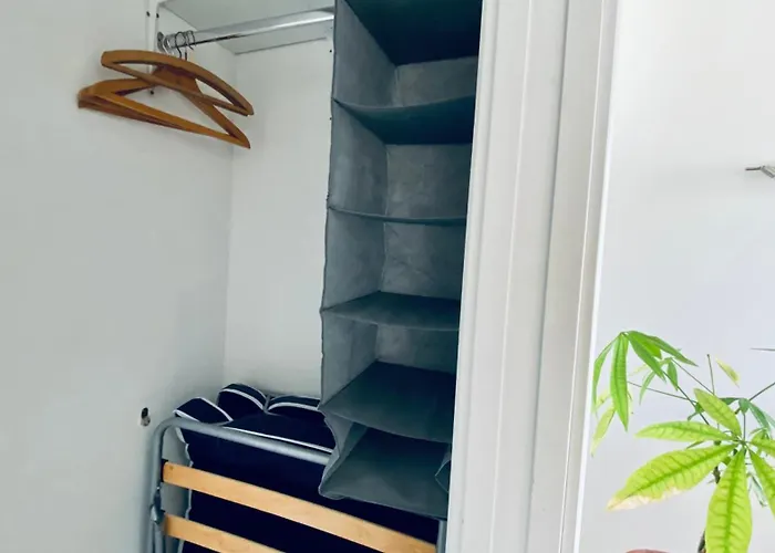 Free Breakfast, Pool, Spacious Aircon Hideaway Gazde/Camere de închiriat