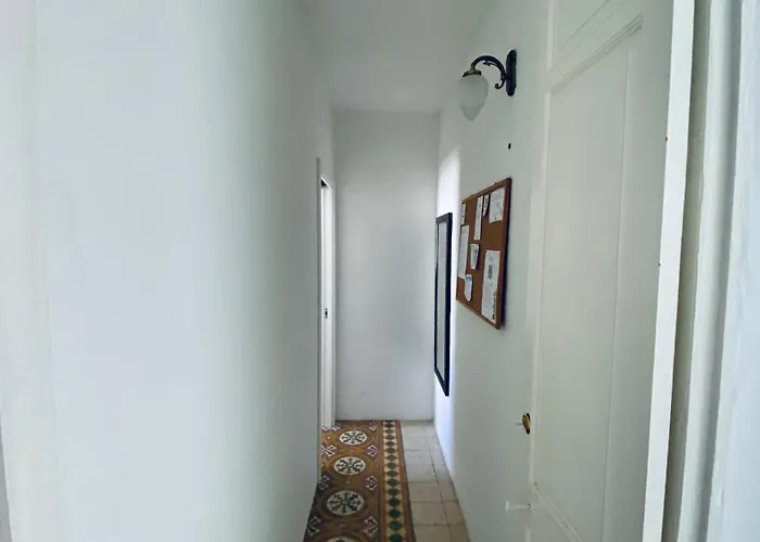 Free Breakfast, Pool, Spacious Aircon Hideaway Gazde/Camere de închiriat *