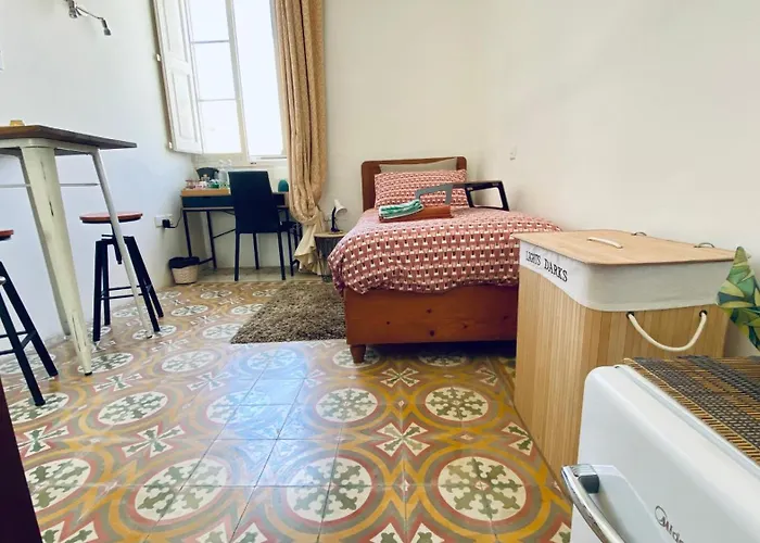 Free Breakfast, Pool, Spacious Aircon Hideaway Gazde/Camere de închiriat Mosta