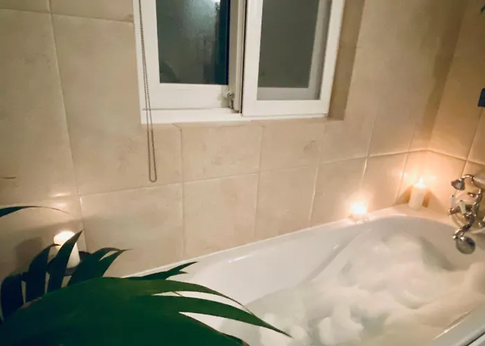 Free Breakfast, Pool, Spacious Aircon Hideaway Gazde/Camere de închiriat