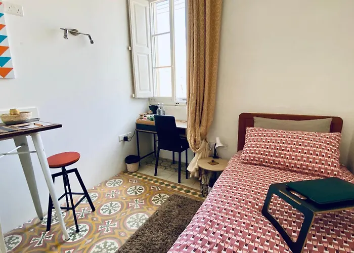 Free Breakfast, Pool, Spacious Aircon Hideaway *