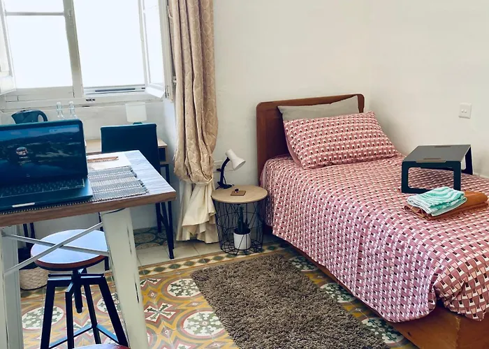 Free Breakfast, Pool, Spacious Aircon Hideaway Gazde/Camere de închiriat