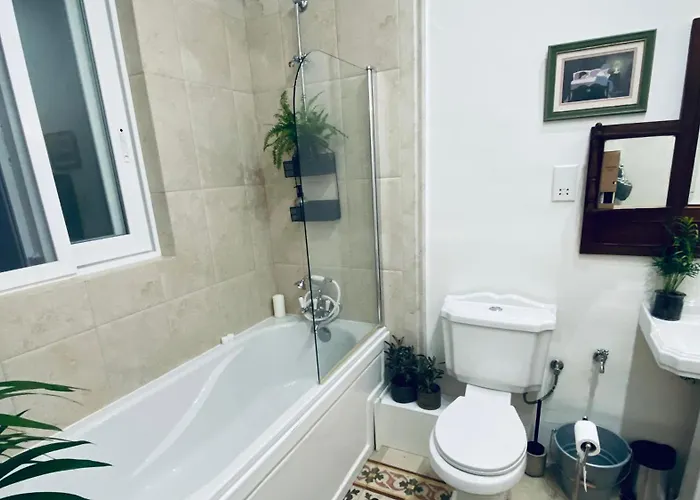 Free Breakfast, Pool, Spacious Aircon Hideaway * 莫斯塔