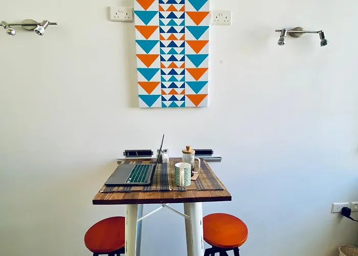 Gazde/Camere de închiriat Free Breakfast, Pool, Spacious Aircon Hideaway *