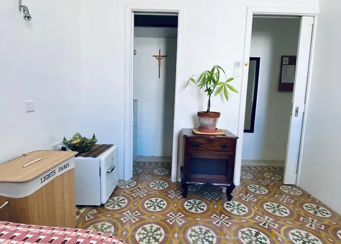 Free Breakfast, Pool, Spacious Aircon Hideaway Gazde/Camere de închiriat *