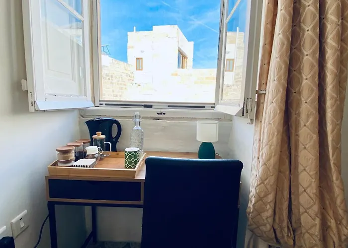 Gazde/Camere de închiriat Free Breakfast, Pool, Spacious Aircon Hideaway